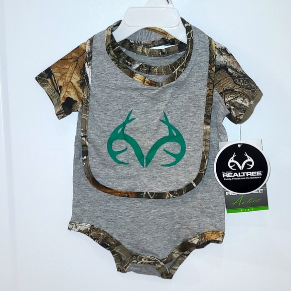 RealTree by Colosseum | Infant boys camo bodysuit and bib set | 3-6 months